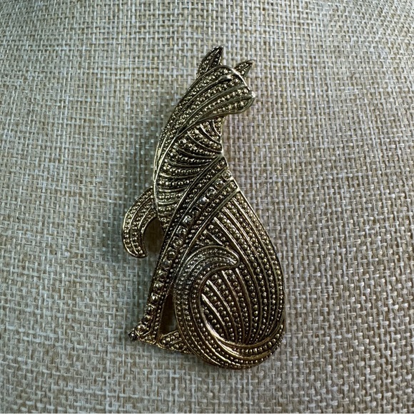 Gold Tone Cat Brooch Textured - Picture 3 of 9